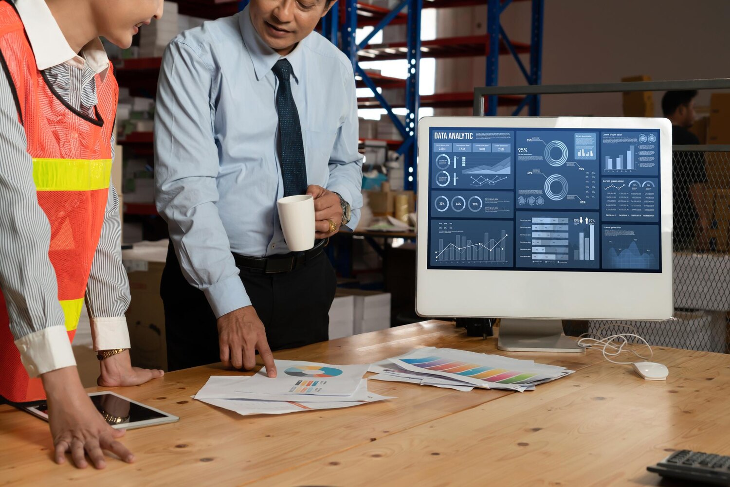 Team analyzing leading indicators and SLAs that drive the digital operating model decisions