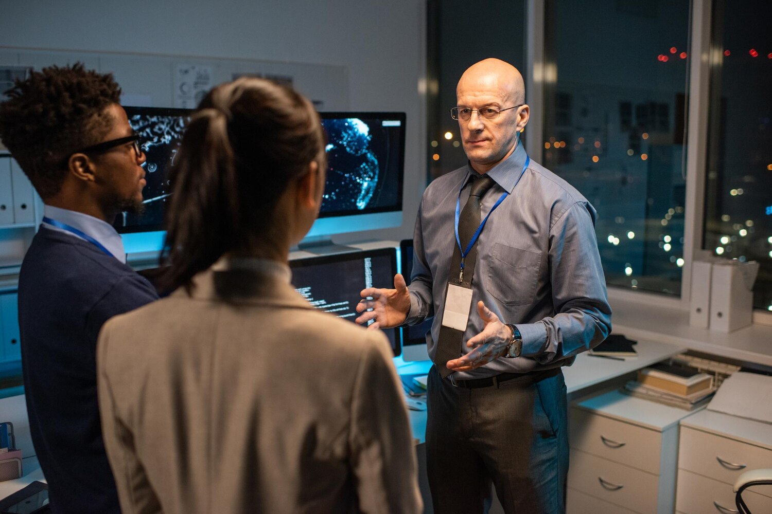 Product, data, and engineering leads align on AI delivery plan during a model readiness review