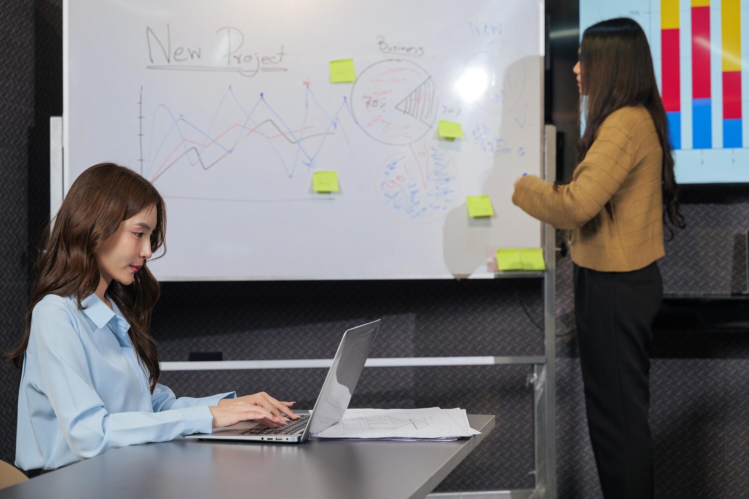 Analyst explains A/B test results for conversion funnel metrics to a cross-functional team during a sprint review, guiding decisions on next steps in CRO
