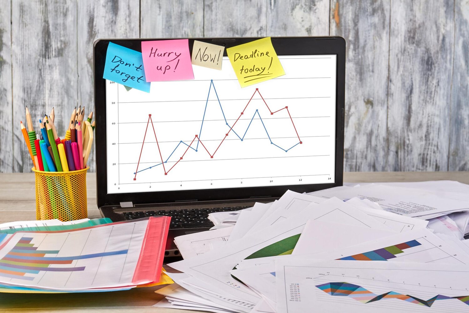Analyst explaining funnel drop-offs and GA4 insights to prioritize conversion tests