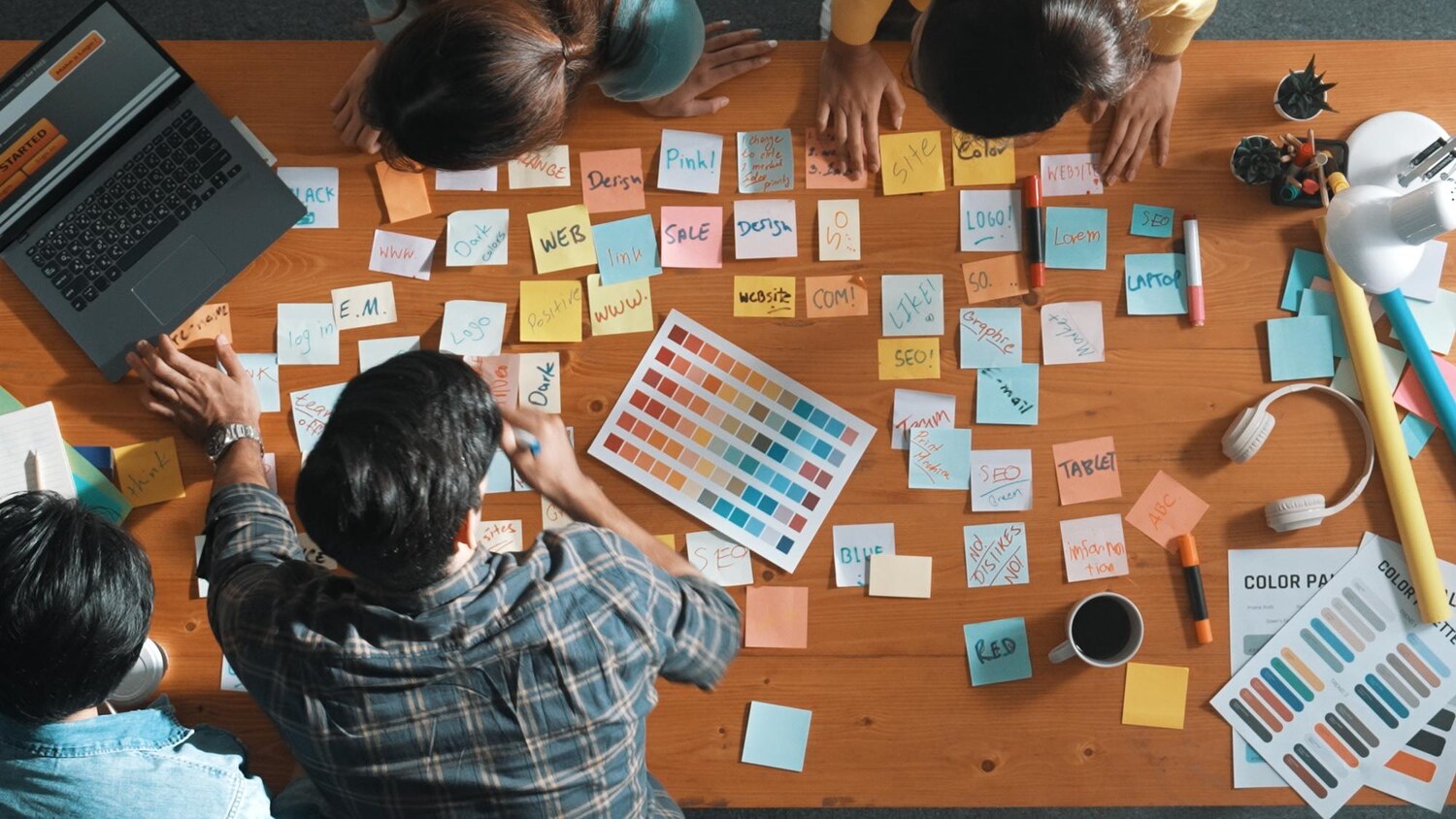 Design lead guiding a collaborative UX workshop, aligning engineers, PMs, and designers around service blueprints