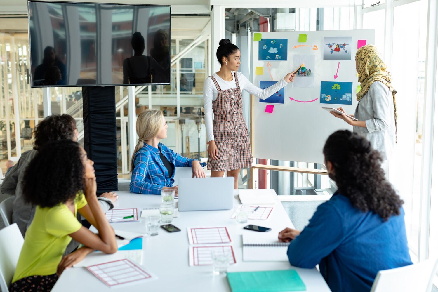 Product and platform leads mapping integrations, dependencies, and flow bottlenecks in a technology workshop