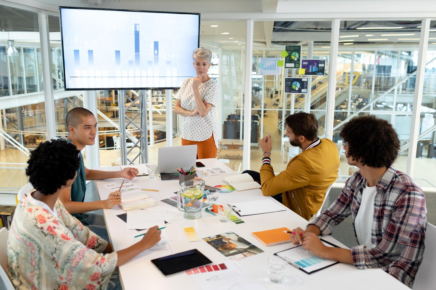 Cross-functional ecommerce team mapping the checkout flow on a digital whiteboard during a conversion workshop